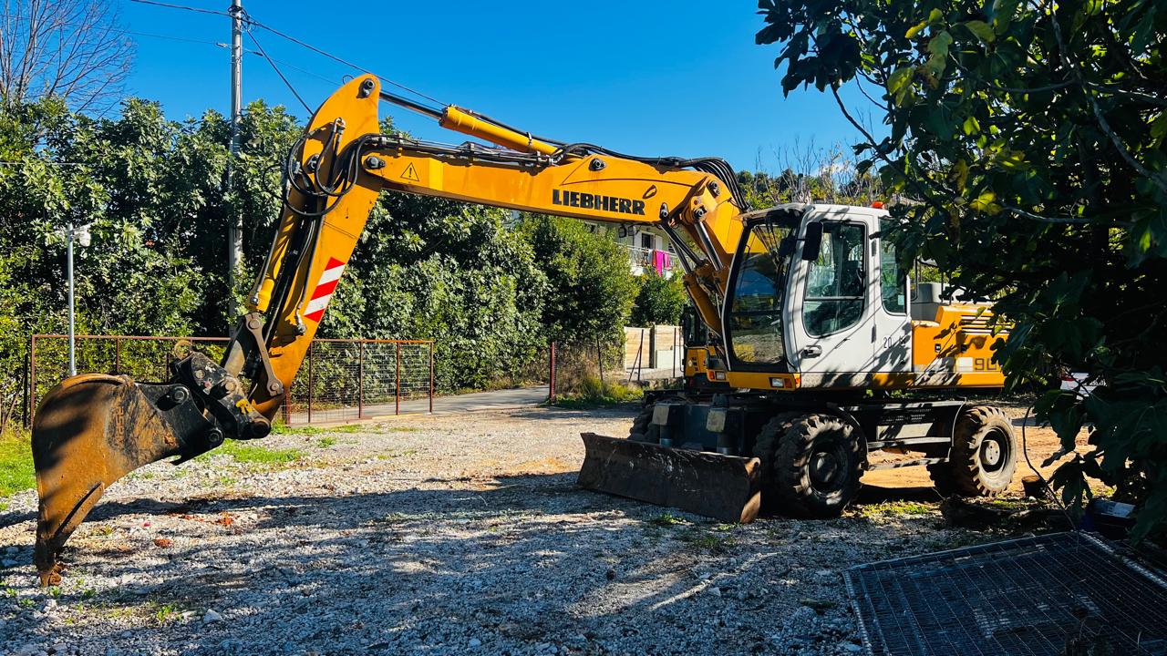 Κίτρινος εκσκαφέας σε χώρο εργασίας